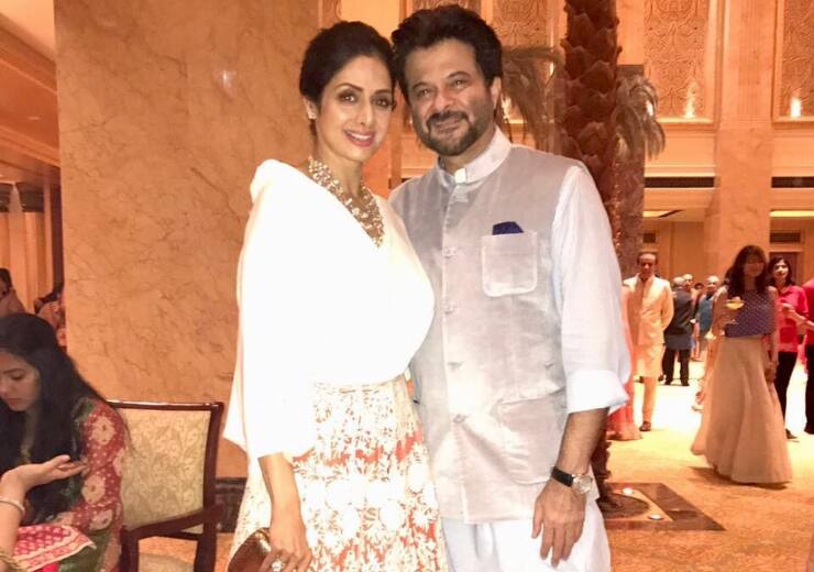 Anil Kapoor always used to touch Sridevis feet when he met her actor revealed himself in an award function इस वजह से श्रीदेवी से मिलने पर हमेशा उनके पैर छूते थे अनिल कपूर, अवार्ड फंक्शन में खुद किया था खुलासा