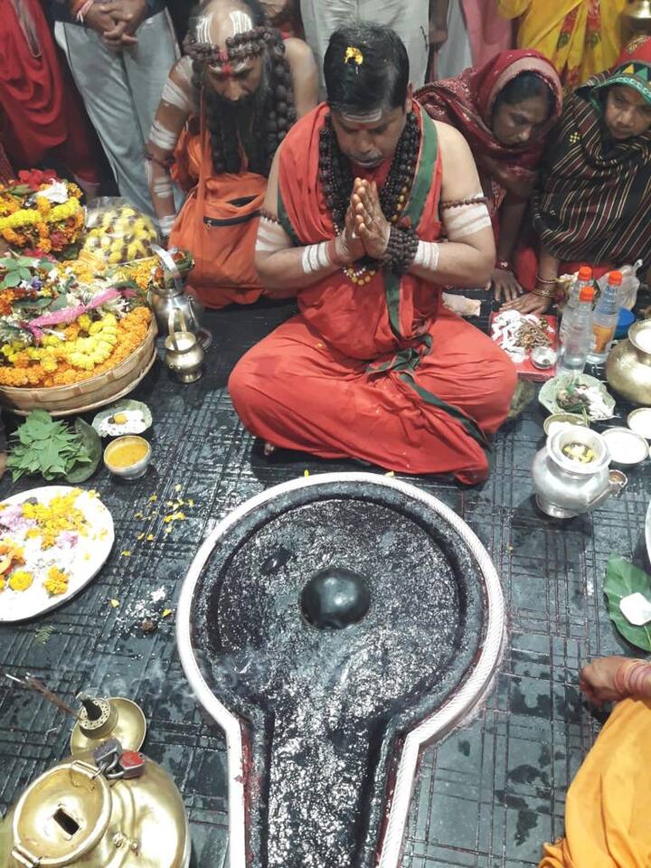 প্রতিদিন ভোর চারটেয় মন্দির খোলে। প্রথমে পান্ডারা শুধুমাত্র জল দিয়ে পুজো করেন। এরপর ষোড়শোপাচারে সরকারি পুজো হয়। ষোড়শ উপাচারের পুজোর পর সাধারণ ভক্তরা মন্দিরে ঢুকে নিজের মতো করে পুজো করতে পারেন।