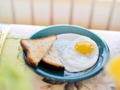 Eggs and Cholesterol : முட்டை சாப்பிடுவதால் கொலஸ்ட்ரால் அளவுகள் எகிறுமா? எத்தனை சாப்பிடணும்?