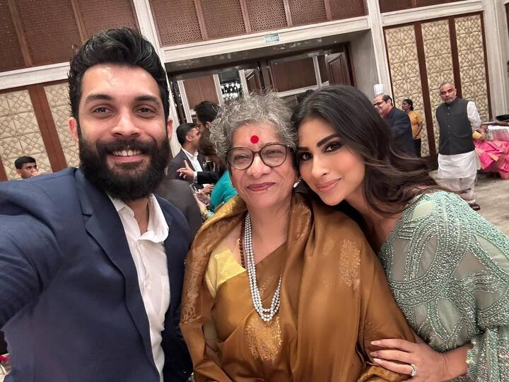 स्मृति ईरानी, मौनी रॉय और उनके पति सूरज नांबियार के साथ पोज देते हुए शाहरुख हमेशा की तरह ब्लैक फॉर्मल में हैंडसम दिखे.