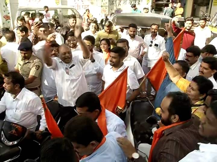 दोन्ही गटातील राड्यामुळे परिसरातील वातावरण तणावपूर्ण बनले आहे.