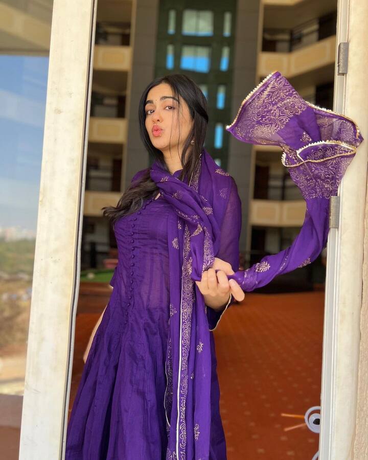 చుడీదార్‌‌లో చక్కటి చుక్కలా  మెరిసిపోతోంది అదా.  -Image Credit: Adah Sharma/Instagram