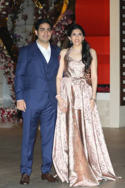 आकाश अंबानी और उनकी पत्नी श्लोका मेहता की सगाई की तस्वीरें इंटरनेट पर तेजी से वायरल हो रही हैं. जिसमें पूरी फैमिली काफी खूबसूरत अंदाज में देखी जा सकती है. (Photo- Instagram)