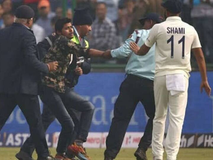 Mohammed Shami rescues pitch invader in Delhi IND vs AUS 2nd Test Video IND vs AUS: शानदार गेंदबाजी के साथ दिल भी जीत ले गए शमी, देखें मैदान में घुसे शख्स को कैसे पिटाई से बचाया