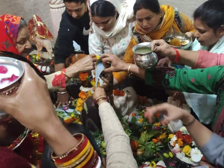 Mahashivratri 2023 Crowds of devotees gathered in famous Shiva temple of Delhi ANN Mahashivratri 2023: महाशिवरात्रि पर दिल्ली के इस प्रसिद्ध शिव मंदिर में उमड़ी भक्तों की भीड़, यहां जुड़ी है ये विशेष मान्यता