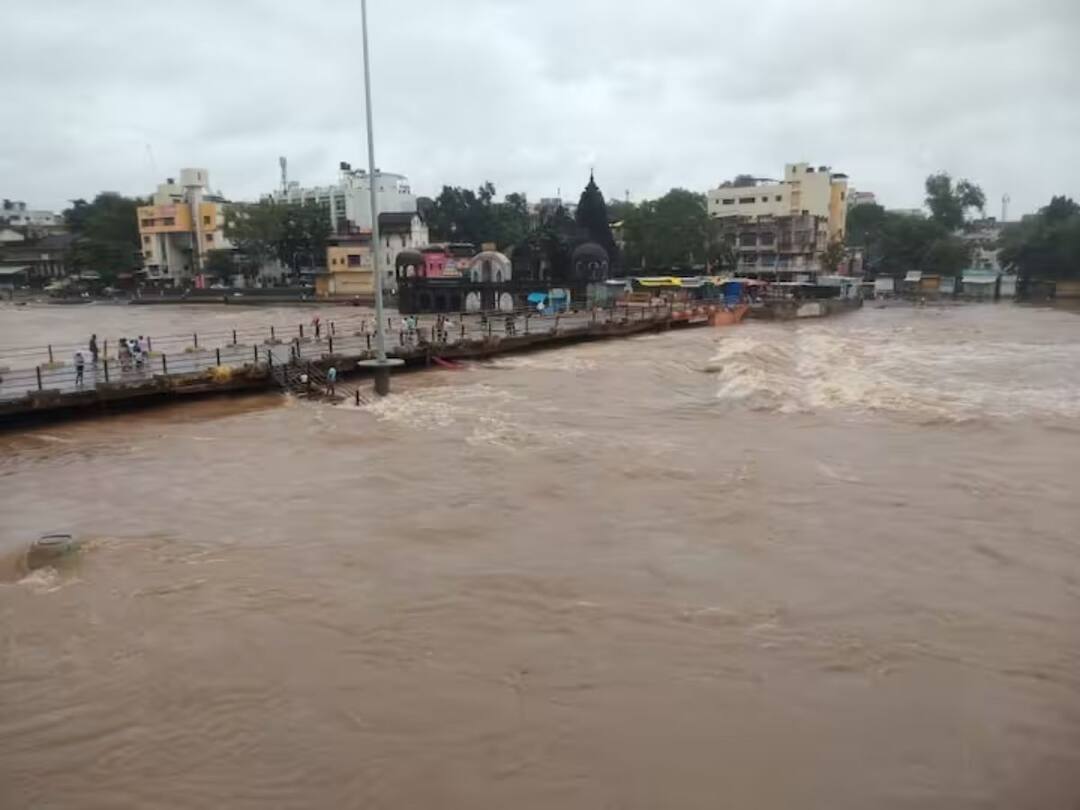 Nashik Do not throw garbage in Nandini river 26 CCTV cameras will be installed along the river Nashik: खबरदार! नंदिनी नदीत कचरा टाकाल तर, नंदिनी नदीकाठी 26 सीसीटीव्ही कॅमेरे बसविणार