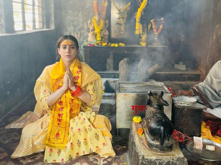 Sara Ali Khan on Mahashivratri: महाशिवरात्रि के मौके पर बी टाउन एक्ट्रेस सारा अली खान की लेटेस्ट तस्वीरें सामने आईं हैं. जिनमें सारा मंदिरों में पूजा-पाठ करती नजर आ रही हैं.