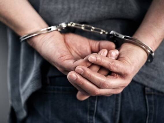 Noida News: एमबीबीएस छात्रा का रेप कर इस्लाम अपनाने के लिए दे रहा था धमकी, पिता-पुत्र दोनों गिरफ्तार Noida News: एमबीबीएस छात्रा का रेप कर इस्लाम अपनाने के लिए दे रहा था धमकी, पिता-पुत्र दोनों गिरफ्तार