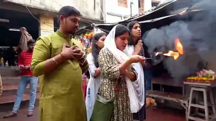 মূলত পরিবারের সুখ শান্তি ও মঙ্গল কামনায় পুরুষ ,মহিলা নির্বিশেষে শিবরাত্রি ব্রত পালন করেন। সারাদিন উপবাস থেকে শিবের মাথার জল, ফুল, বেলপাতা ঢালেন ভক্তরা।