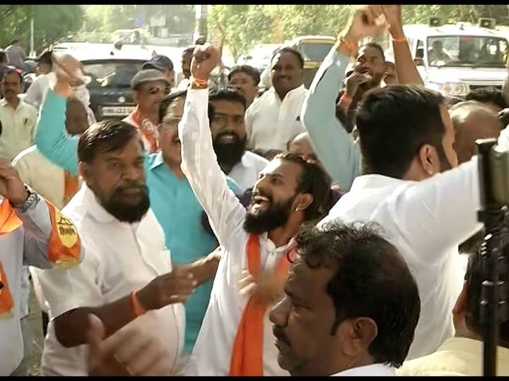 पोलिसांनी मध्यस्थी केली. परंतु, दोन्ही बाजूचे कार्यर्ते मोठ्या संख्येने उपस्थित होते. त्यामुळे पोलिसांची देखील दमछाक झाली.