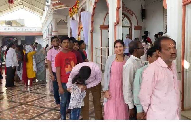 परभणीच्या पारदेश्वर महादेव मंदिरात आज महाशिवरात्री निमित्त दर्शनासाठी भाविकांनी मोठी गर्दी केली आहे.