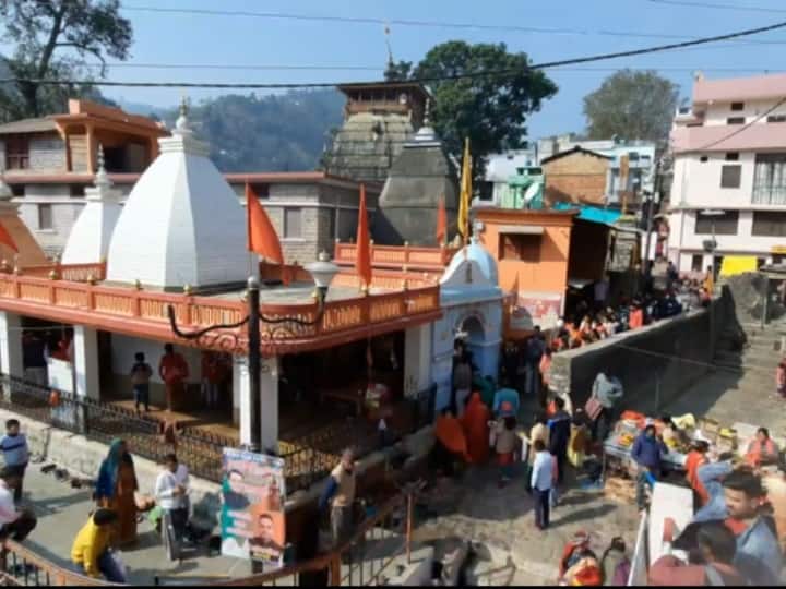 Mahashivratri 2023 Bageshwar Devotees Reached in Baba Bagnath Temple Police deployed ANN Mahashivratri 2023: बाबा बागनाथ मंदिर में उमड़ी भक्तों की भीड़, दूर-दराज से जलाभिषेक के लिए पहुंचे श्रद्धालु