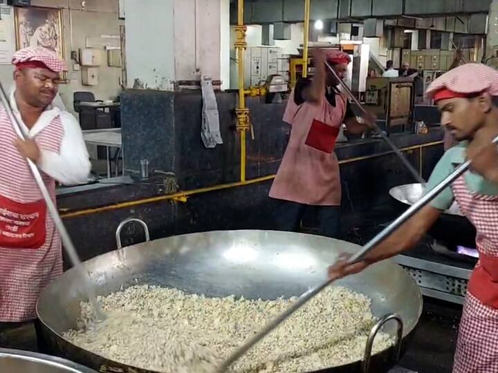 आज महाशिवरात्रीनिमित्त शिर्डीच्या साईप्रसादालयात तब्बल साडेपाच हजार किलो साबुदाणा वापरून साबुदाणा खिचडी तयार करण्यात आली.