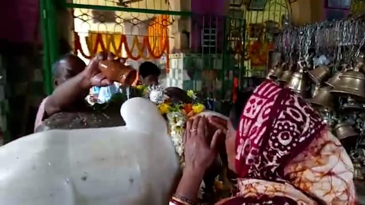 অষ্টমীতে মায়ের চরণে অঞ্জলি দিতে যেমন প্যান্ডেলে ভিড় জমে তেমনি আজ শিব চতুর্দশীতে ভোলানাথের কাছে শ্রদ্ধা জানাতে তারকেশ্বর মন্দিরে ভিড় জমান মানুষেরা।