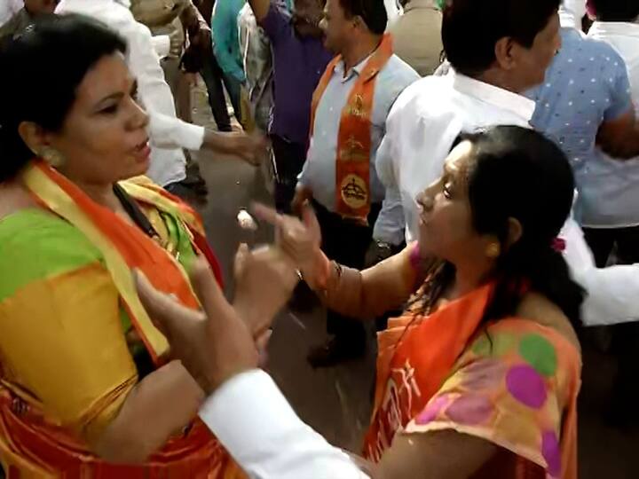 दोन्ही गटाच्या महिला कार्यकर्त्या एकमेकींच्या अंगावर धावून गेल्या.