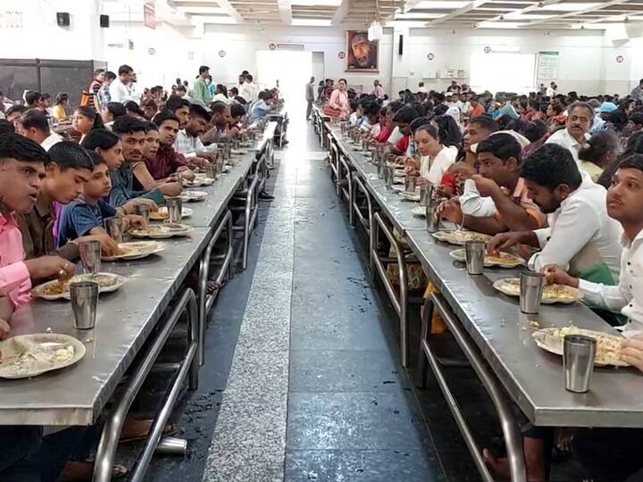 आज दिवसभरात जवळपास 50 ते 60 हजार भाविक साईप्रसादाला येतील अशी शक्यता गृहीत धरून साई प्रसादालयात हा साडेपाच हजार किलोचा साबुदाणा वापरून खिचडी तयार करण्यात आली आहे.