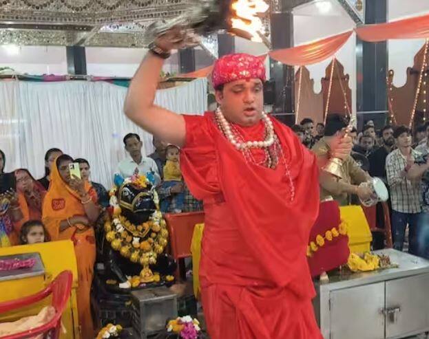 ਪੁਜਾਰੀ ਵਿਸ਼ਵਜੀਤ ਸ਼ਰਮਾ ਨੇ ਦੱਸਿਆ ਕਿ ਉਹ ਹਰ ਰੋਜ਼ 108 ਸ਼ਿਵਲਿੰਗ ਬਣਾ ਕੇ ਅਭਿਸ਼ੇਕ ਕਰਦੇ ਹਨ। ਇਸੇ ਦਾ ਨਤੀਜਾ ਹੈ ਕਿ ਪਿਛਲੇ 20 ਸਾਲਾਂ ਤੋਂ ਇਹ ਤਾਂਡਵ ਆਰਤੀ ਦੇਖਣ ਨੂੰ ਮਿਲ ਰਹੀ ਹੈ।ਉਨ੍ਹਾਂ ਦਾ ਕਹਿਣਾ ਹੈ ਕਿ ਜਿਸ ਦਿਨ ਉਹ ਆਰਤੀ ਨਹੀਂ ਕਰ ਪਾਉਂਦੇ, ਉਸ ਦਿਨ ਸਰੀਰ ਦੀ ਹਾਲਤ ਅਜਿਹੀ ਹੋ ਜਾਂਦੀ ਹੈ ਕਿ ਰਾਤ 8 ਤੋਂ 9 ਵਜੇ ਤੱਕ ਉਹ ਕਾਰ ਵੀ ਨਹੀਂ ਚਲਾ ਸਕਦੇ।