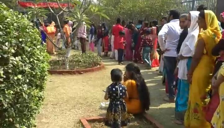 ऐसे में अगर छत्तीसगढ़ की बात करें तो छत्तीसगढ़ के देवबलोदा में स्थित 14वी शताब्दी के प्राचीन शिव मंदिर में भी रात 12 बजे से भक्त भगवान शिव के दर्शन करने व जलाभिषेक करने के लिए दूर-दूर से आये हुए.