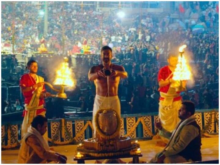 Ajay Devgn shared pictures from the sets of Bholaa on Maha Shivratri 2023 congess Divine power was felt during the Maha aarti sequence महाशिवरात्रि पर Ajay Devgn को Bholaa की शूटिंग के दौरान महसूस हुई थी 'दिव्य शक्ति', फोटो शेयर किया खुलासा