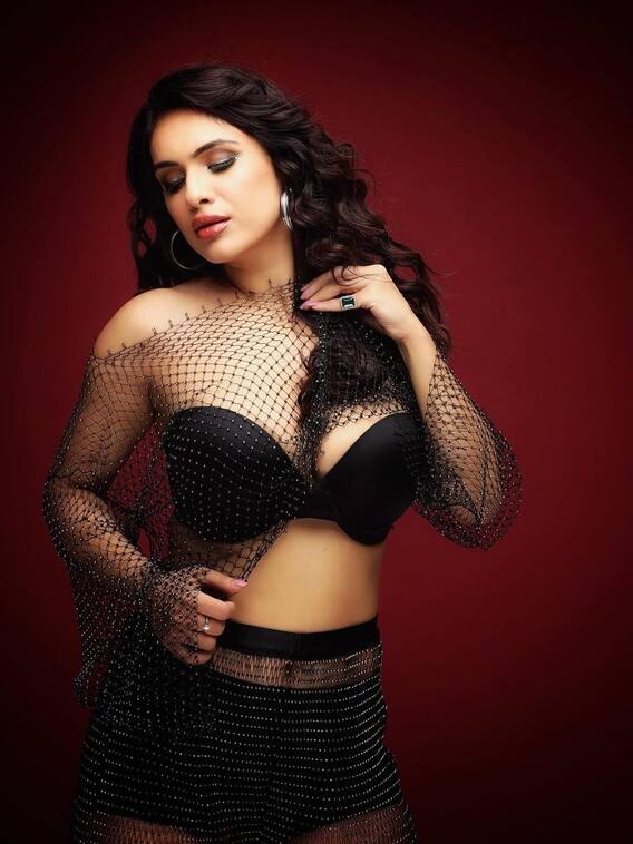 नेहा मलिक के फोटोशूट ने बढ़ाई इंटरनेट पर गर्मी