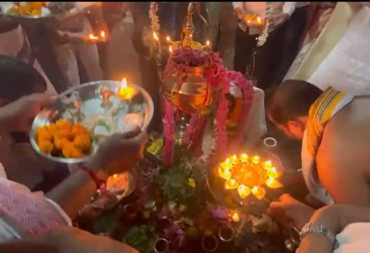 रात्री 12 वाजता जुन्या अंबरनाथ गावातील मंदिराचे परंपरागत पुजारी असलेल्या पाटील कुटुंबीयांनी महादेवाचा अभिषेक आणि आरती केली. यानंतर मंदिर भाविकांसाठी खुलं करण्यात आलं.