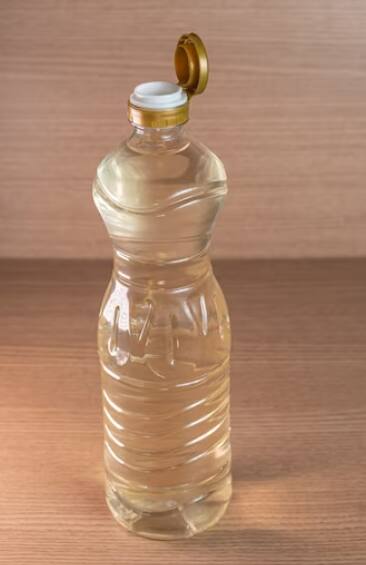 सिरका भी दाग हटाने में बहुत मददगार साबित हो सकता है. सिरके को दाग वाली जगह पर लगाएं, और उसे आधे घंटे के लिए पानी में भिगोकर रख दें. कुछ देर के बाद कपड़े को रगड़ कर साफ़.कर लें