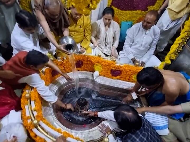 महाशिवरात्री निमित्त माजी गृहमंत्री दिलीप वळसे पाटील यांच्या उपस्थितीत शासकीय महापूजा पार पडली.