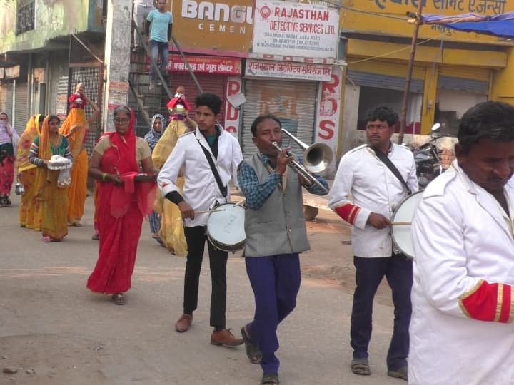 Mahashivratri 2023 Bharatpur temples Kanwariya Reaching Shiva Temples with Gangajal Bam Bam Bhole Chants ann Mahashivratri 2023: भरतपुर में 'बम-बम भोले' के जयकारों से गूंज रहे शिवालय, बैंड-बाजे और कलश के साथ झूमते नजर आए भक्त