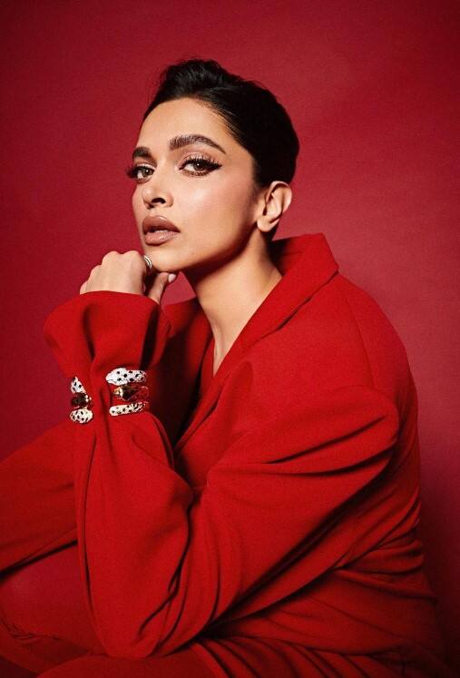 दीपिका के पास अजय देवगन के साथ ‘सिंघम 3’ भी है. रोहित शेट्टी ने अपनी आखिरी फिल्म ‘सर्कस’ के एक इवेंट के दौरान इसकी कंफर्मेशन दी थी.