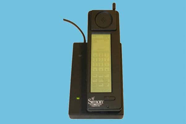 IBM Simon में 3 इंच की टच स्क्रीन दी गई थी, जिसमें 160 × 293 पिक्सल का रेजोल्यूशन था. उस समय फोन की मेमोरी सिर्फ 1MB और बैटरी 7.5V NiCad की थी.फोन का ऑपरेटिंग सिस्टम Datalight ROM-DOS था.
