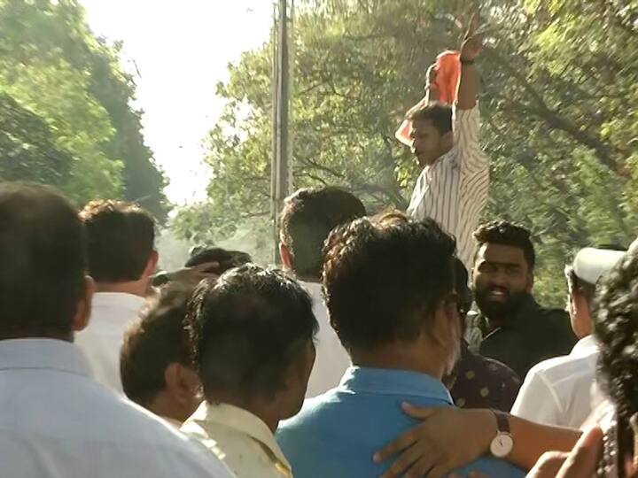 दोन्ही बाजूचे कार्यकर्ते यावेळी एकमेकांच्या अंगावर धावून जात होते.