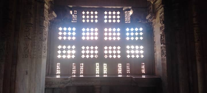 इस मंदिर की सबसे बड़ी खासियत यहां की दीवारों पर बनाई गई पत्थर पर कलाकारी है जो काफी बारीकी से की गई है. साथ ही इन कलाकारी में महिलाओं की सौन्दर्यता को दिखाया गया है. यहां लगभग सभी दीवारों पर जो मूर्तिया बनाई गई है वह महिलाओं को समर्पित है.