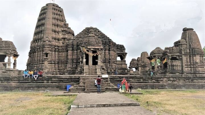 गोंदेश्वर महादेव मंदिर 12 व्या शतकात गवळी राजकुमार राजगोविंद याने बांधलेले आहे. पाच मुख्य मंदिरांचा समूह असल्याने त्याला शैवपंचायतन म्हटले जाते.