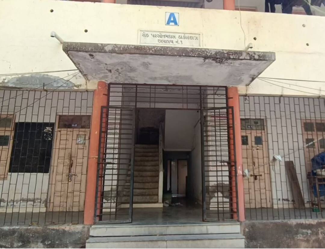 4 people arrested for drinking party in Valsad's hostel Valsad: વલસાડમાં દારુબંધીના લીરેલીરા ઉડ્યા, હોસ્ટેલમાં દારુની મહેફીલ ચાલતી હતી ત્યાં જ ત્રાટકી પોલીસ