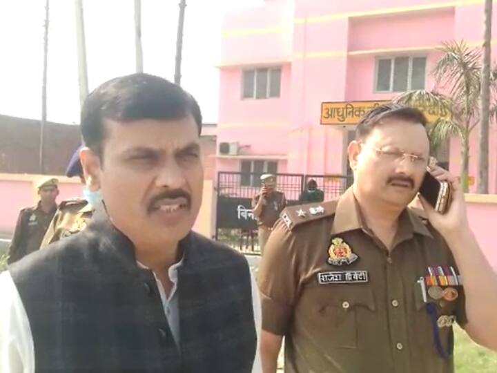 Hardoi News: हरदोई में दर्दनाक हादसा, दूल्हे की कार ट्रैक्टर ट्रॉली से टकराई, हादसे में 5 लोगों की मौत Hardoi Accident Car collided with Tractor Trolley 5 died including Groom ANN Hardoi News: हरदोई में दर्दनाक हादसा, दूल्हे की कार ट्रैक्टर ट्रॉली से टकराई, हादसे में 5 लोगों की मौत