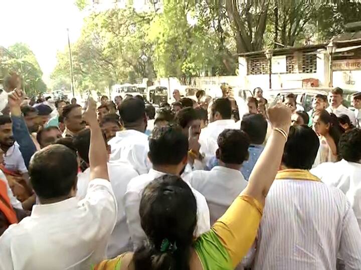शिंदे समर्थकांच्या घोषणाबाजीनंतर ठाकरे समर्थक आक्रमक झाले. त्यांच्याकडूनही घोषणाबाजी करण्यात आली. यानंतर परिसरात मोठा तणाव निर्माण झाला होता.