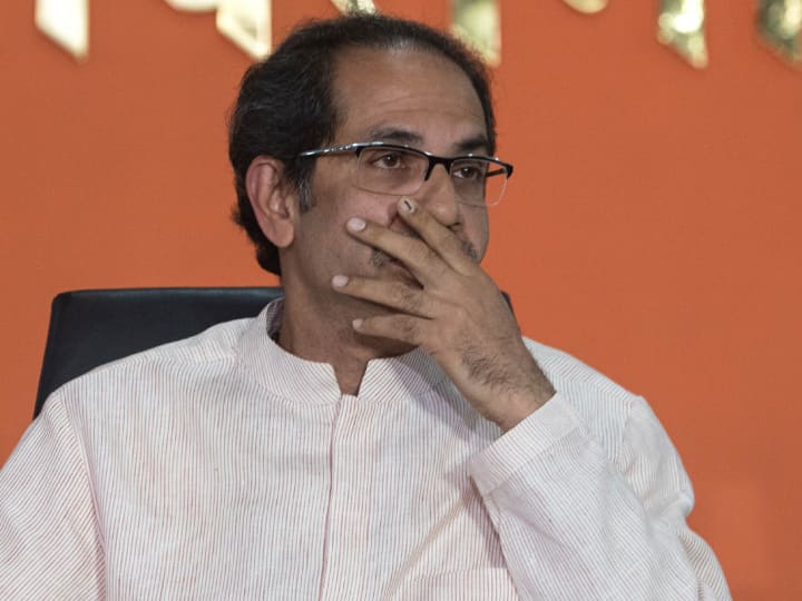 shiv sena symbol row Election Commission Uddhav Thackeray Shiv Sena Dhanush Baan Eknath Shinde Shinde Vs Thackeray: उद्धव ठाकरे की एक गलती और छिन गया पार्टी का नाम और चुनाव चिन्ह, जानें- EC ने आदेश में क्या कहा?