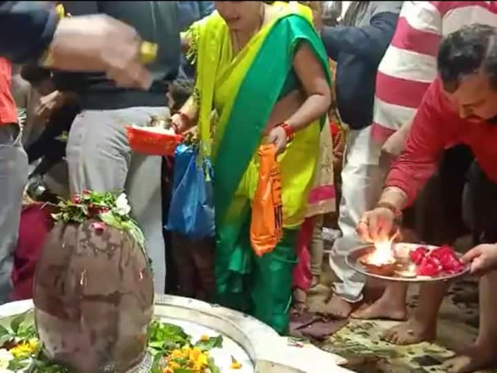 Mahashivratri 2023 Bareilly Trivati ​​Nath Temple Lakh of Devotees Come for darshan ANN Mahashivratri 2023: 'त्रिवटी नाथ मंदिर' पर दर्शन के लिए उमड़ी लाखों श्रद्धालुओं की भीड़, हर मनोकामना होती है पूरी