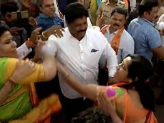 Photo : पुण्यात तुफान राडा, ठाकरे आणि शिंदे गटाच्या महिला कार्यकर्त्या भिडल्या