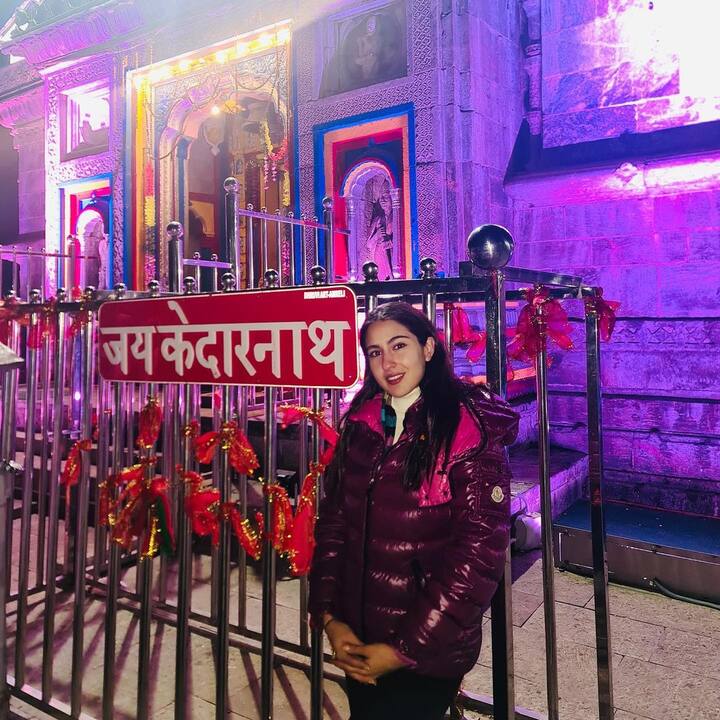 इन फोटो में आप देख सकते हैं कि सारा अली खान केदरानाथ से लेकर सोमनाथ जैसें बड़े मंदिरों के दर्शन करती भी दिखाई दे रही हैं.