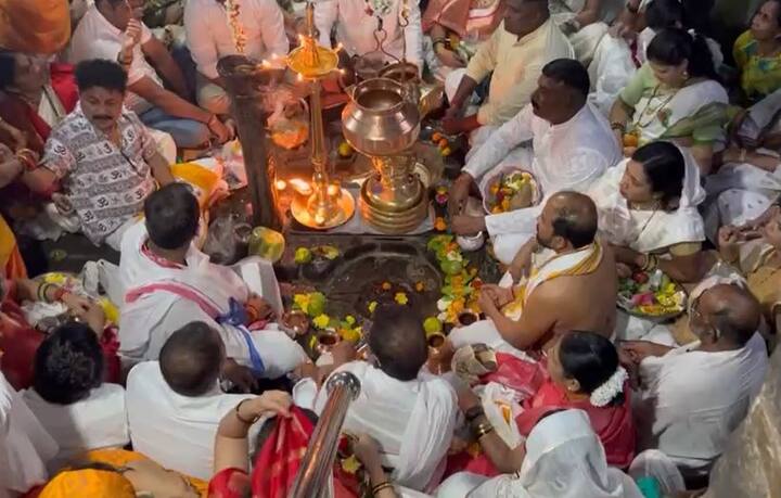 Mahashivratri 2023  :  महाशिवरात्रीनिमित्त अंबरनाथच्या प्राचीन शिवमंदिरात भाविकांची अलोट गर्दी झाली आहे.