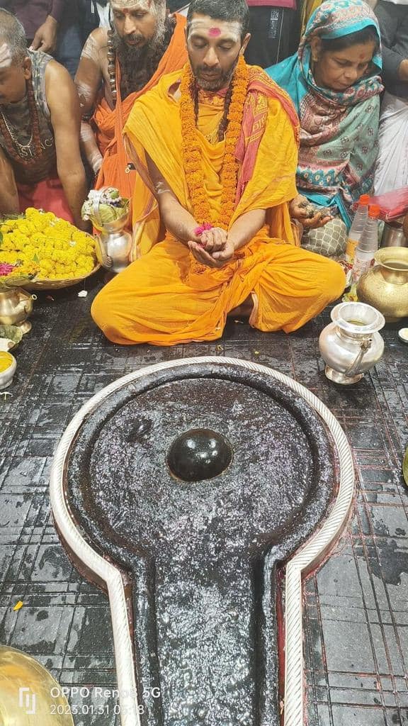 দেওঘরের বৈদ্যনাথ ধাম একই সঙ্গে সতীর একান্ন পীঠের অন্যতম সতীপীঠ, আবার দ্বাদশ জ্যোতির্লিঙ্গের অন্যতম। শিবপার্বতীর মিলনগাথায় সমৃদ্ধ এই দেবস্থান। এখানে শিব  পার্বতী মুখোমুখি বসে আছেন। তাই ভক্তরা দুই মন্দিরের মাথার ওপরে লাল সুতো বেঁধে দিয়ে নিজের মনস্কামনা পূরণের জন্য মানত করেন।