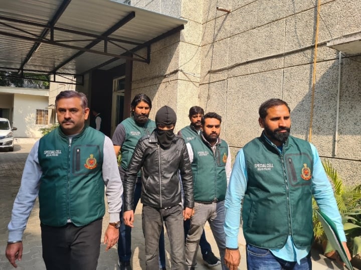 Delhi Crime: नीरज बवाना गैंग को हथियार सप्लाई करने वाला युवक गिरफ्तार, 10 पिस्तौल और कार भी बरामद Neeraj Bawana gang Two Weapons Suppliers Arrested By Delhi Police 10 pistol and car recovered Delhi Crime: नीरज बवाना गैंग को हथियार सप्लाई करने वाला युवक गिरफ्तार, 10 पिस्तौल और कार भी बरामद