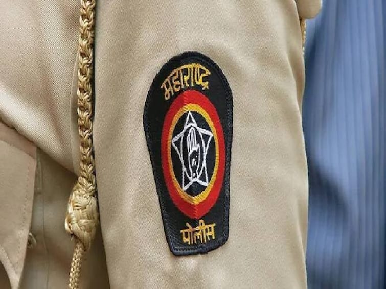 Thane Police Bharti glued Bluetooth to the thigh three People Caught red handed filing case and arrested Know All Details Marathi News Thane Police Bharti: पोलीस होण्याचं स्वप्न, ब्ल्यूटूथ चिकटपट्टीनं मांडीला चिकटवली अन् कॉपी केली; रंगेहाथ पकडलं, गुन्हा दाखल करुन अटक