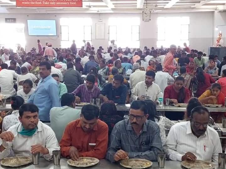 साईबाबांच्या समाधीवरसुद्धा याच खिचडीचा प्रसाद दाखवण्यात येतो.