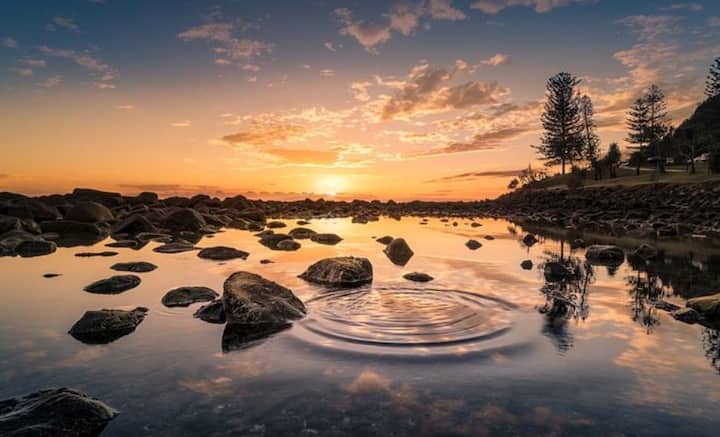 কারণ জ্যোতির্পদার্থবিদদের একাংশের দাবি, প্রথম সূর্যোদয় বলে কিছু আসলে হয়ই না। ধারাবাহিক ভাবে, পশ্চিম অভিমুখে অবিরত সূর্যোদয় ঘটে চলেছে। প্রথম এবং শেষ বলে কিছু নেই।