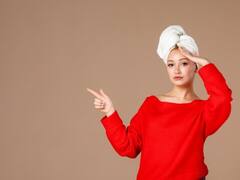 गीले बालों में तौलिया लपेटने से हमेशा के लिए खराब हो सकते हैं आपके बाल