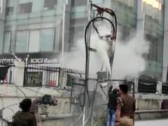 लखनऊ: हजरतगंज में LIC बिल्डिंग के बाहर लगी आग, सुरक्षाकर्मी सहित दो लोग झुलसे