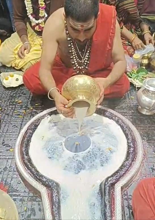 শিবরাত্রি আসলে সন্ধ্যা থেকে ভোর পর্যন্ত রাতের চার প্রহরের পুজো। প্রত্যেক প্রহরে আলাদা আলাদা জিনিস দিয়ে শিবের স্নান করানো হয় এবং আলাদা আলাদা মন্ত্রের সঙ্গে অর্ঘ্য প্রদান করা হয়।