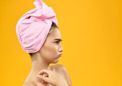 गीले बालों में तौलिया लपेटने से हमेशा के लिए खराब हो सकते हैं आपके बाल